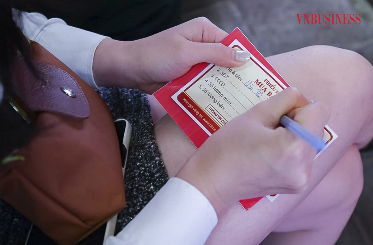 Cửa hàng Bảo Tín Minh Châu, dù có 2 cơ sở trên phố Trần Nhân Tông nhưng khách hàng vẫn phải xếp hàng, lấy số và ghi thông tin chờ đến lượt giao dịch.