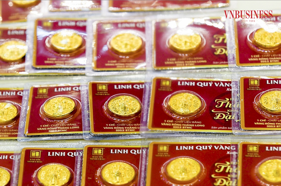 Mặc dù là ngày vía Thần Tài nhưng giá vàng trong nước lại được các nhà vàng điều chỉnh giảm tới vài trăm nghìn đồng/lượng. Đây là điều hiếm thấy bởi thông thường, giá vàng miếng lẫn vàng nhẫn đều được đẩy cao trong ngày vía Thần Tài.