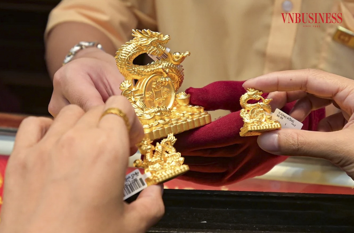 Năm nay, các cửa hàng vàng đều có mẫu vàng hình rồng ra mắt thị trường để chào đón năm Giáp Thìn 2024.