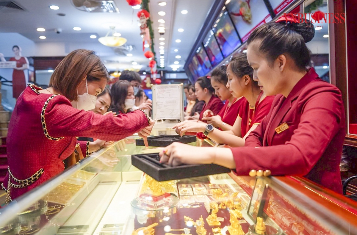 Vì là ngày thường nên buổi trưa và chiều tối chắc sẽ khá đông. Vì thế, tôi đã đi mua vào buổi sáng cho vắng vẻ. Vậy mà đến đây cũng thấy khá đông - Chị Xuân &lpar;bên trái&rpar; - một khách hàng mua vàng chia sẻ.