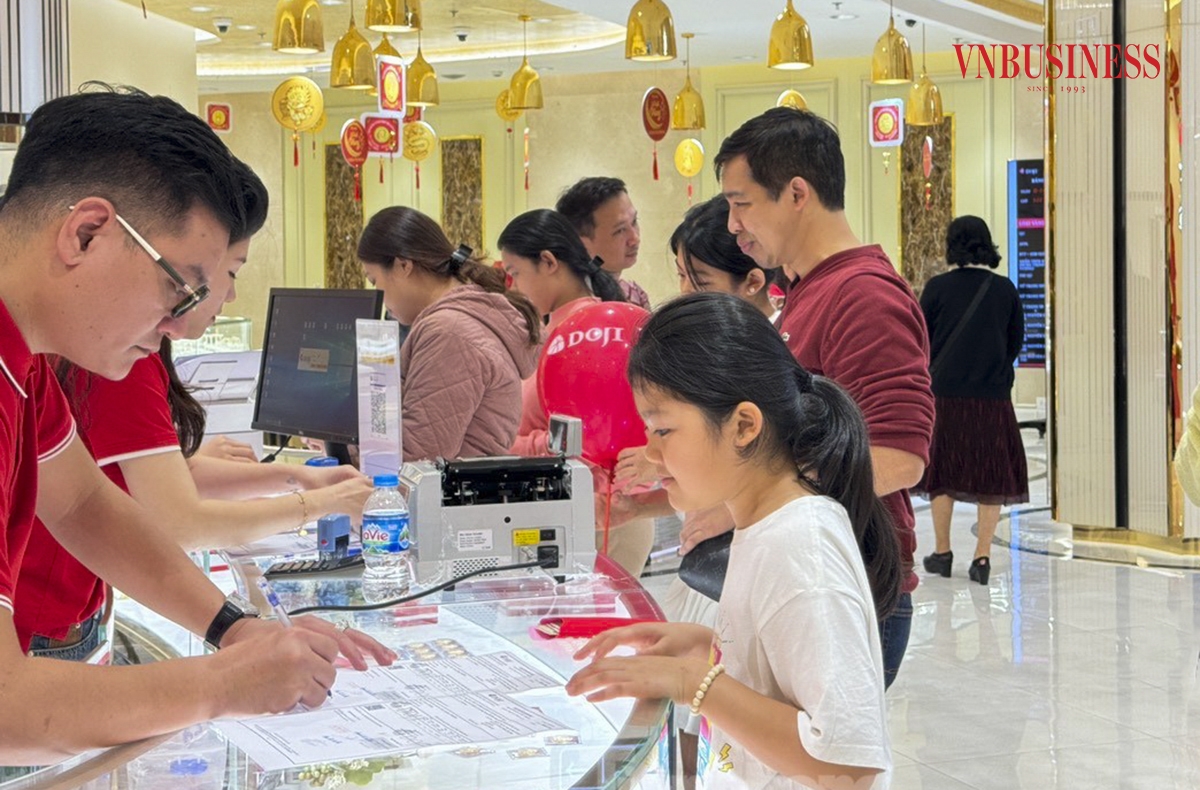 Tại cửa hàng DOJI &lpar;quận Ba Đình, TP. Hà Nội&rpar;, khách hàng tấp nập tới mua vàng cho ngày vía Thần Tài.