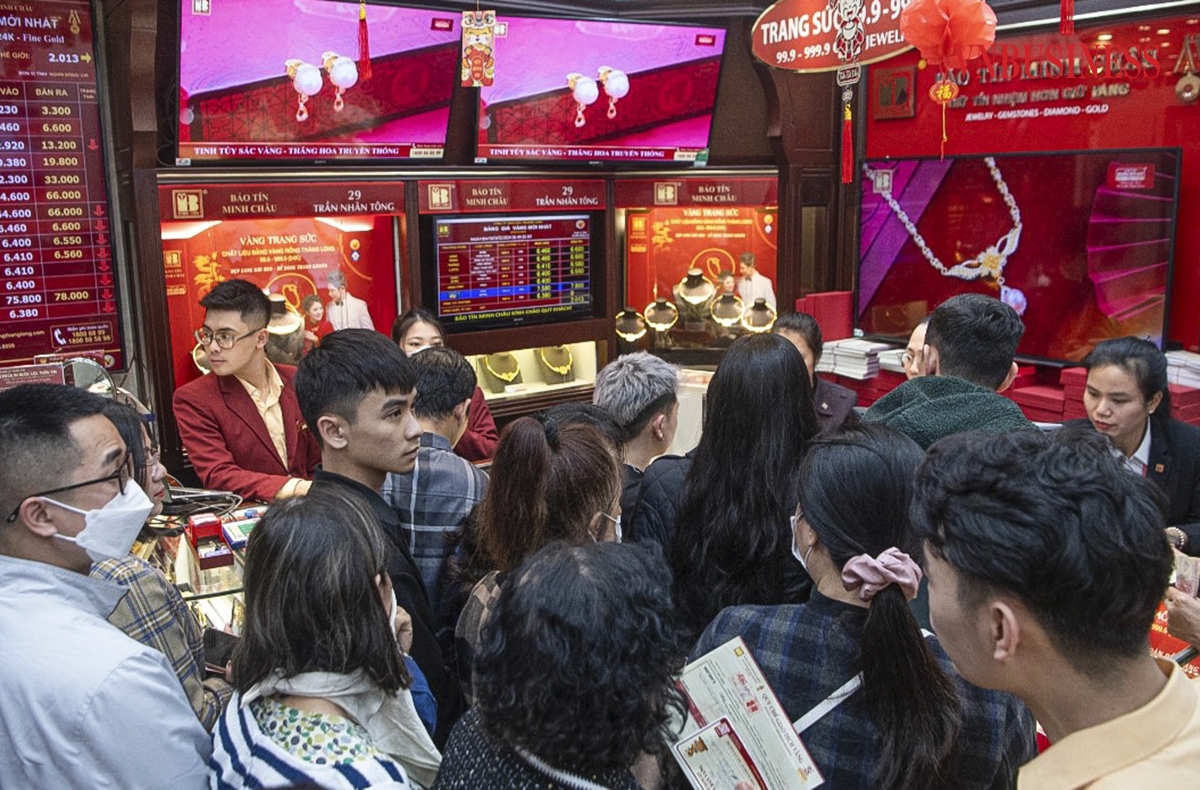 Mua vàng, trang sức đón lộc cầu may ngày vía Thần tài từ lâu đã trở thành nét đẹp văn hoá truyền thống của người dân. Đối với việc mua vàng ngày Vía Thần tài không chỉ mang ý nghĩa tâm linh mà cũng được xem là một hình thức tiết kiệm của nhiều người Việt. Phạm Hòa