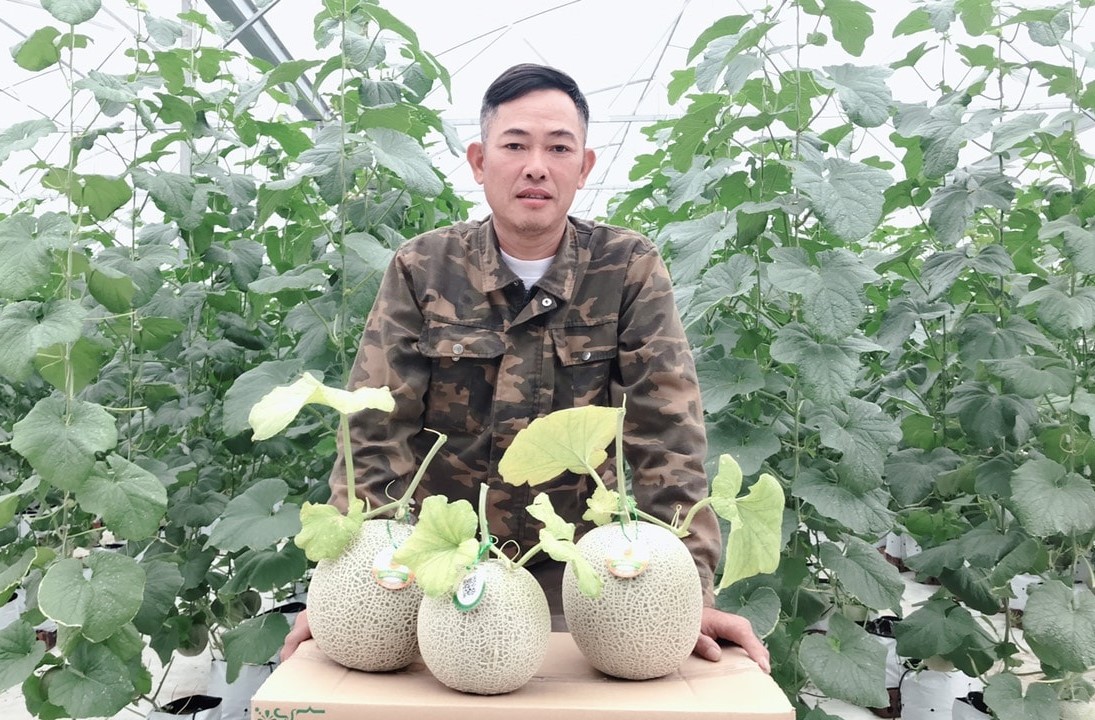 Nhiều thành viên HTX đã trở thành nông dân sản xuất hiện đại nhờ chú trọng đầu tư ứng dụng khoa học công nghệ.