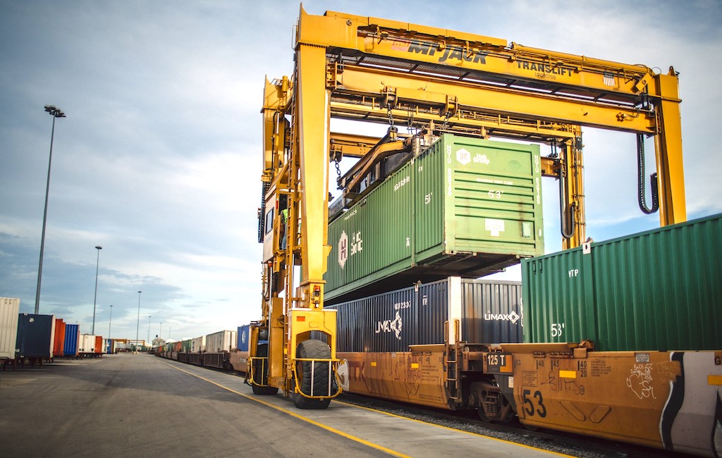 Để thâm nhập sâu thị trường Trung Quốc thì việc “chắp cánh” cho khâu logistics hoàn thiện hơn nữa, cũng như nâng cao năng lực vận chuyển đa phương thức là điều nên làm.