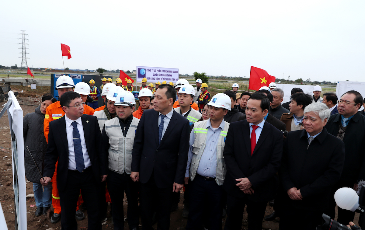 Tổng giám đốc EVNNPT Phạm Lê Phú &lpar;hàng đầu, ngoài cùng bên trái&rpar; báo cáo Phó Thủ tướng Trần Lưu Quang và đoàn công tác tiến độ triển khai dự án.