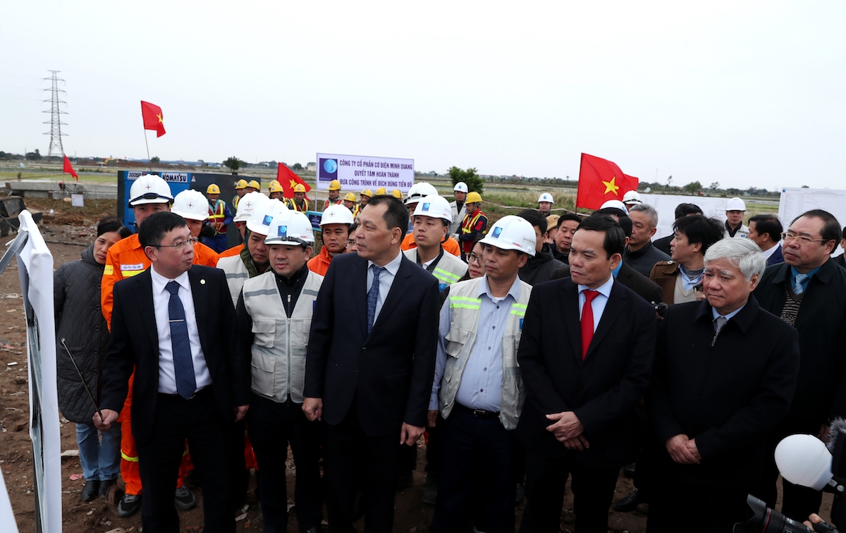 Tổng giám đốc EVNNPT Phạm Lê Phú &lpar;hàng đầu, ngoài cùng bên trái&rpar; báo cáo Phó Thủ tướng Trần Lưu Quang và đoàn công tác tiến độ triển khai dự án.