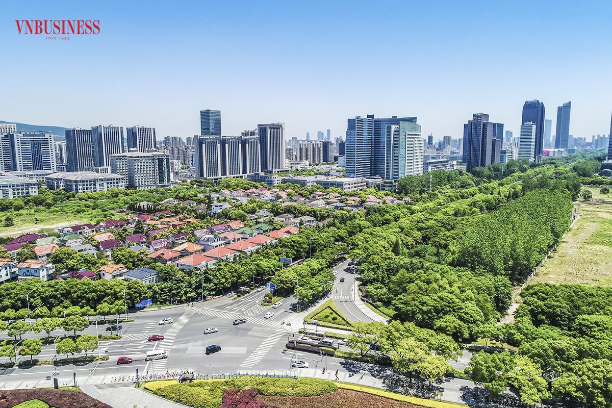 Nhiều người vẫn buộc phải gửi tiết kiệm ngân hàng vì chưa đủ tiền mua nhà trong bối cảnh giá leo thang &lpar;Ảnh: Phạm Hòa&rpar;.