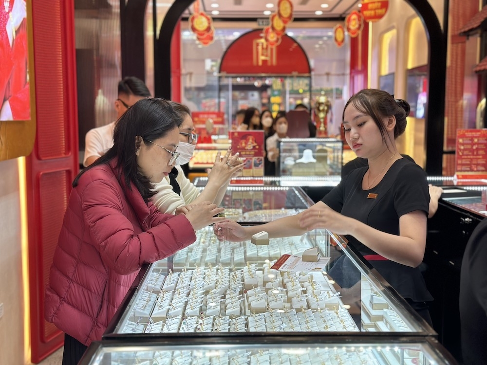 Nhu cầu của người dân chuyển từ mua vàng miếng SJC sang mua nhẫn tròn trơn 24K ngày càng tăng.