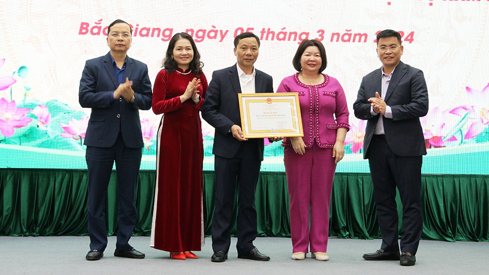 Chủ tịch Liên minh HTX Việt Nam Cao Xuân Thu Vân tặng Bằng khen của Liên minh HTX Việt Nam cho Liên minh HTX tỉnh Bắc Giang.