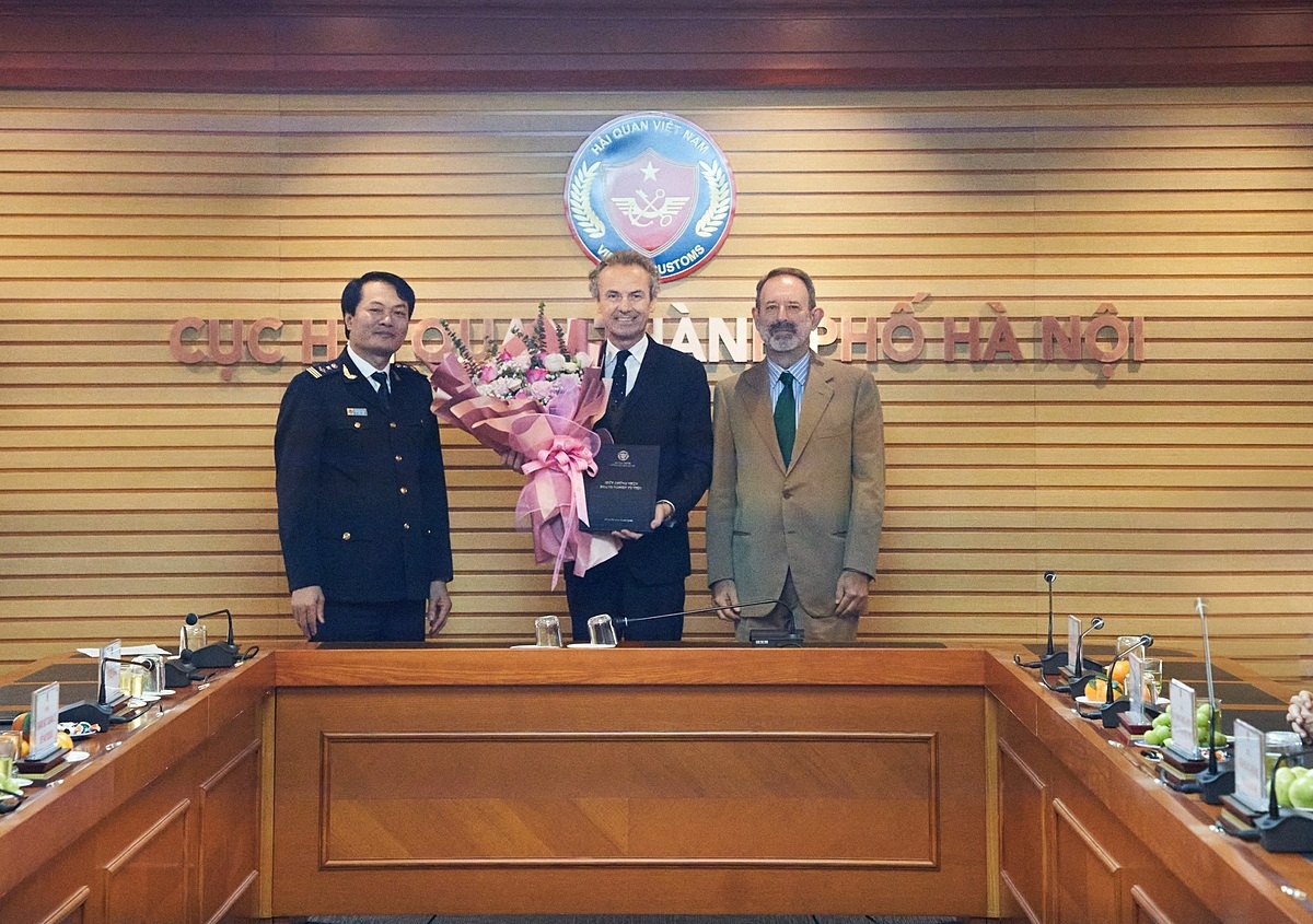 Ông Hoàng Quốc Quang – Phó Cục trưởng Cục Hải quan TP. Hà Nội tặng hoa và công nhận Piaggio là doanh nghiệp ưu tiên trong lễ biểu dương doanh nghiệp ưu tiên.