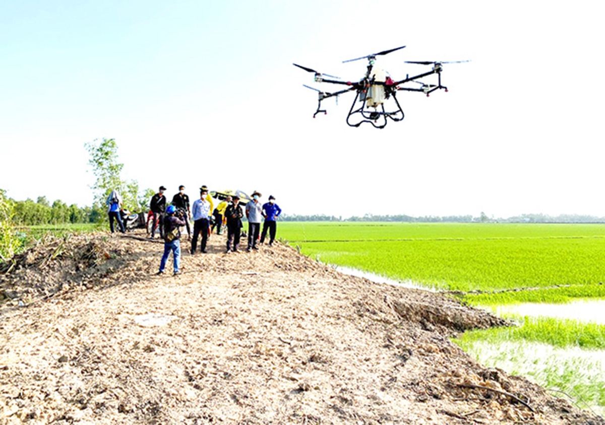 Nông dân, HTX ở Đồng Tháp đang đẩy mạnh ứng dụng khoa học kỹ thuật vào sản xuất.