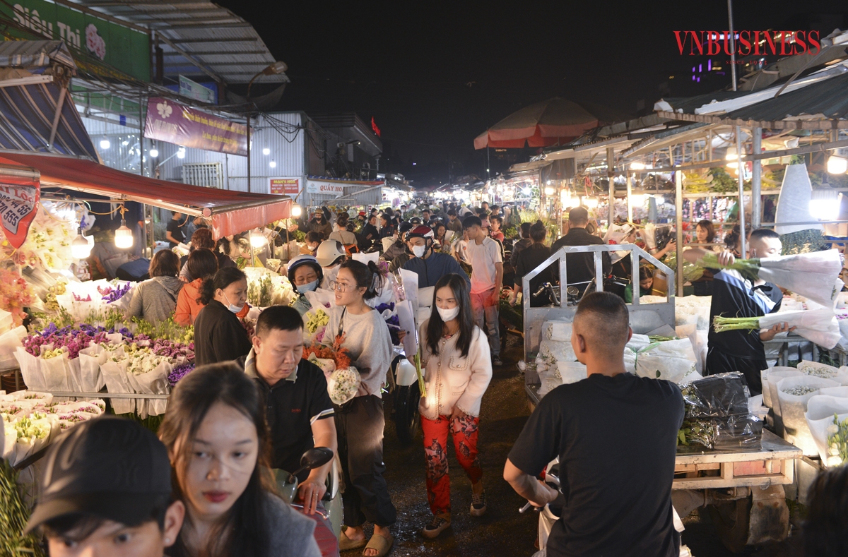 Chợ hoa đêm Quảng An từ lâu đã trở thành địa chỉ mua hoa quen thuộc, gần gũi với người dân Thủ đô và các tỉnh, thành phố lân cận.