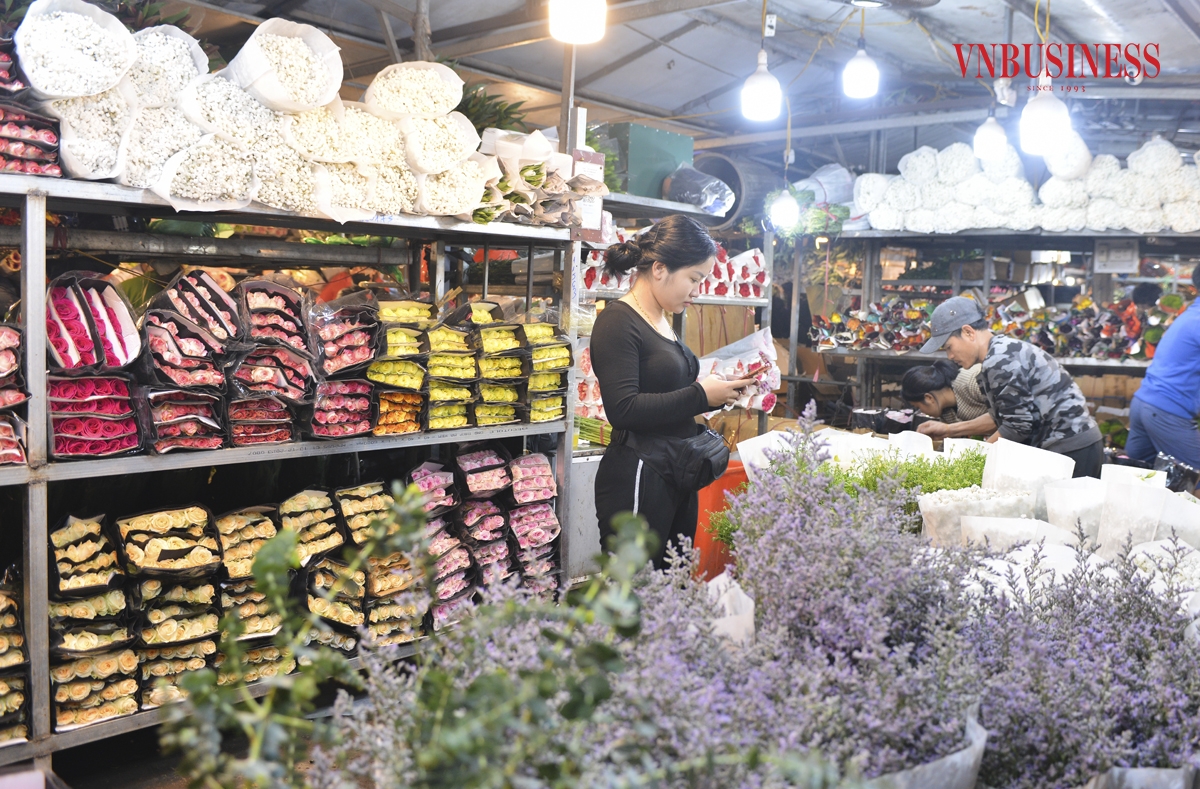 Chợ hoa rất đa dạng, chủng loại phong phú được đưa về từ khắp các vùng trồng hoa nổi tiếng của miền Bắc như Tây Tựu, Đông Anh, Mê Linh ... với nhiều loài hoa, màu sắc và các mức giá để người dân lựa chọn. Nhiều bó hoa được bó sẵn tiện lợi cho khách hàng với giá từ 100.000 đồng đến 600.000 đồng tùy loại.