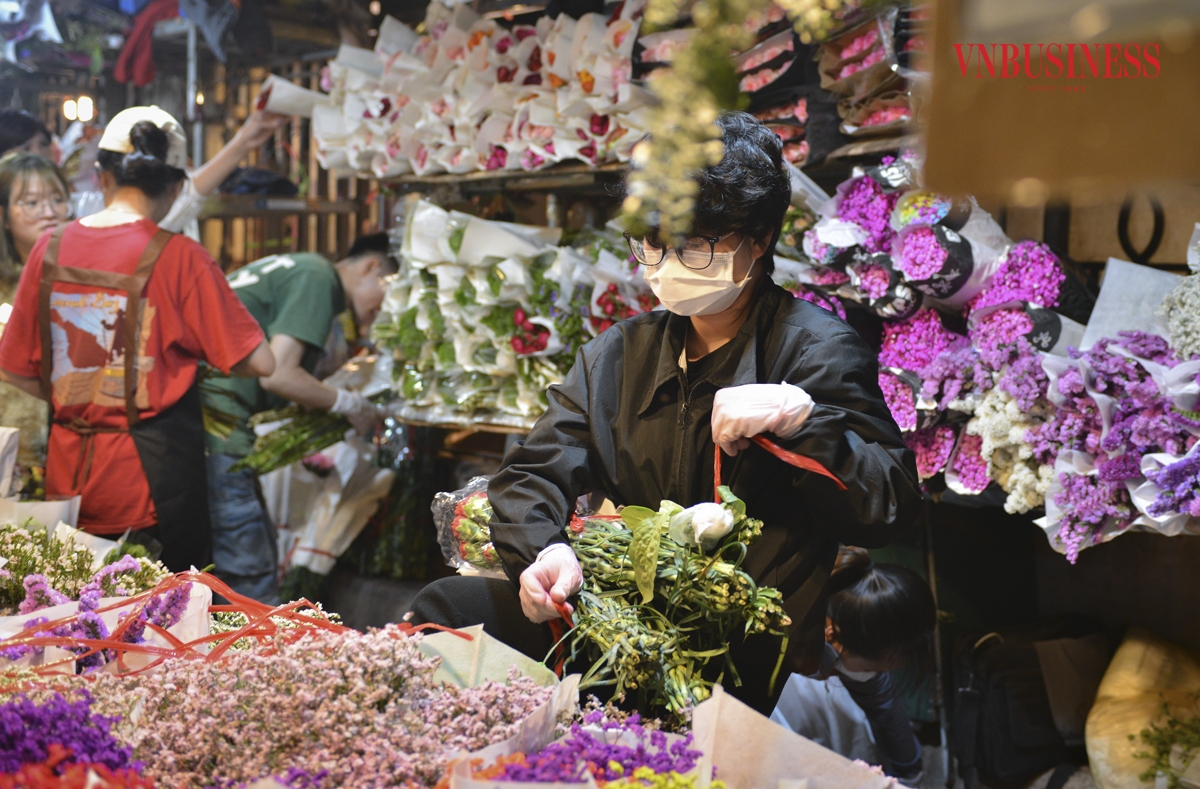 Tại chợ đêm Quảng An, hoa chủ yếu được phân phối cho các tiểu thương bán buôn, bán lẻ. Tuy nhiên, trước thềm ngày quốc tế phụ nữ 8/3, người dân đến dạo chơi và mua hoa đông hơn, do đó sức mua cũng tăng lên nhiều so với ngày thường - chị Xuân hộ kinh doanh lâu năm tại chợ cho biết.