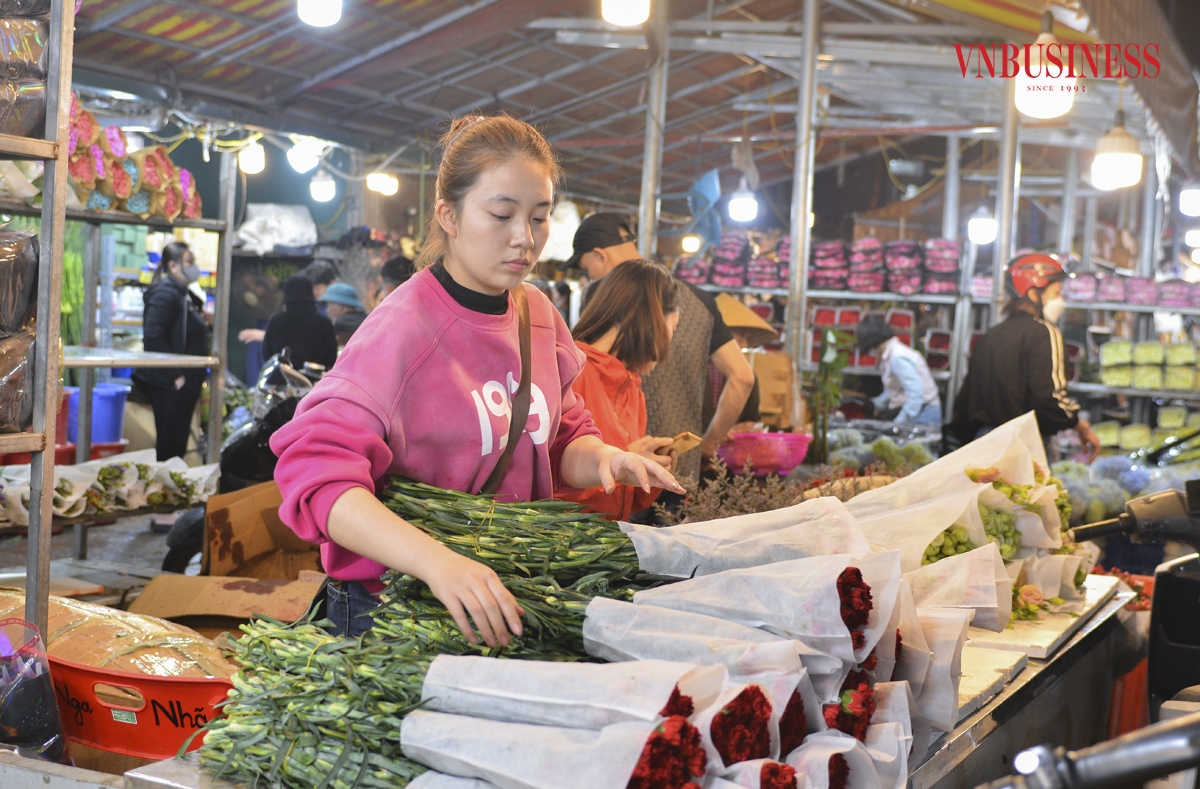 Chị Phương - Chủ cửa hàng bán hoa ở đây cho biết: Hàng năm, cứ sau Tết là đến ngày Valentine và 8/3, nên thị trường hoa tươi vô cùng tất bật. Tôi phải chuẩn bị hàng từ rất sớm để kịp giao cho khách sỉ và khách lẻ”.