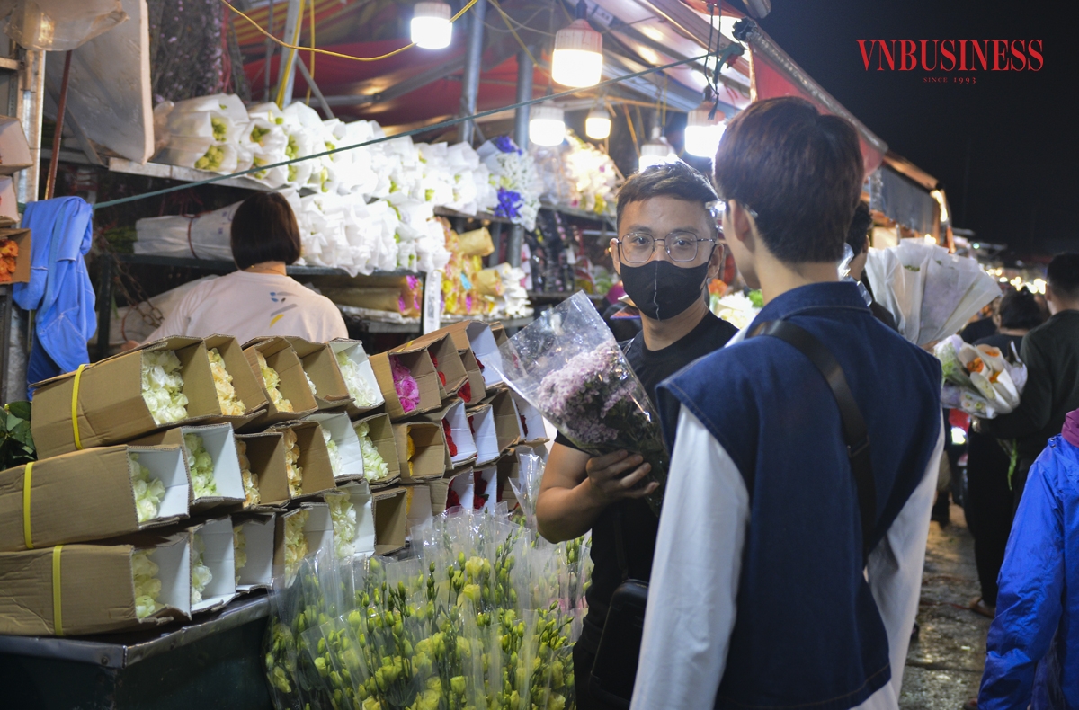 Nhiều bạn trẻ cũng lặn lội đến chợ hoa từ sớm để chọn mua hoa làm quà cho người thân. Anh Nguyễn Xuân Mạnh &lpar;bên trái&rpar; cho biết: 8/3 năm nào tôi cũng đến đây mua hoa vì ở đây có nhiều mẫu mã và giá cả bao giờ cũng rẻ hơn so với những cửa hàng hoa trên thị trường.