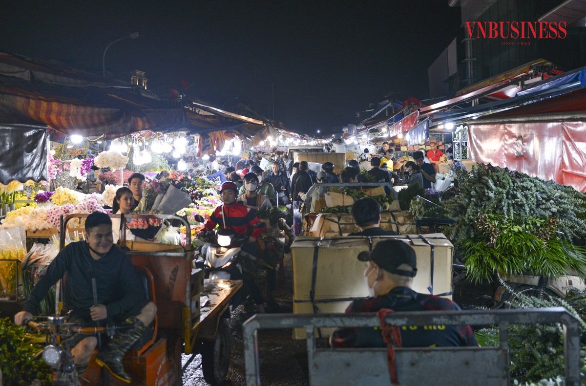 Càng về khuya, lượng người đổ về chợ hoa càng đông vui, náo nhiệt hơn.