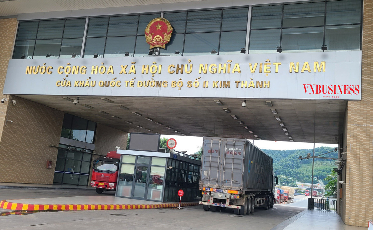 Xe hàng hóa tập kết tại Cửa khẩu số 2 Kim Thành.