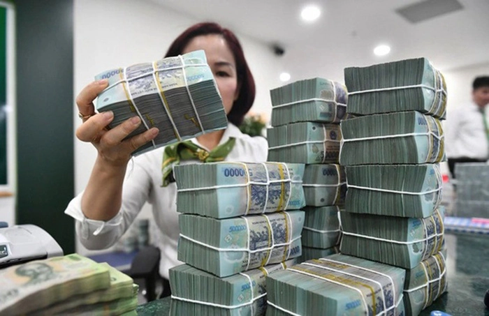 Lãi suất bật tăng ở một số ngân hàng được coi là tín hiệu sớm cho thấy lãi suất huy động đã chạm “đáy”.