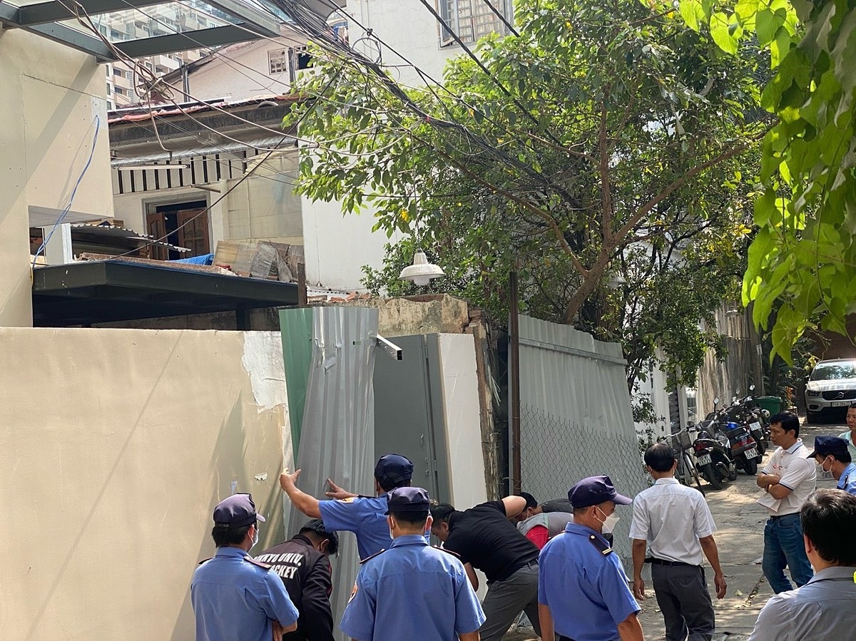 Trước đó, lực lượng chức năng phải xuống giải quyết tháo dỡ tôn, lưới sắt do người dân bịt lại, tuy nhiên lối thoát hiểm này không có trong giấy phép xây dựng toà nhà.