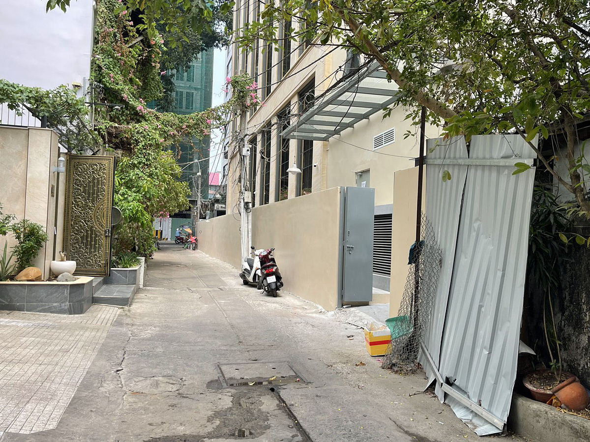 Theo Sở Xây dựng TP.HCM, Công ty Phát Đạt không mở cửa đi ra hẻm 41 Phạm Ngọc Thạch khi chưa được cơ quan có thẩm quyền cấp phép. Tuy nhiên, theo ghi nhận thực tế, hiện công ty đã thi công lắp cánh cửa kiên cố, tạo thành một lối đi thông từ tầng hầm của toà nhà ra hẻm 41 Phạm Ngọc Thạch.