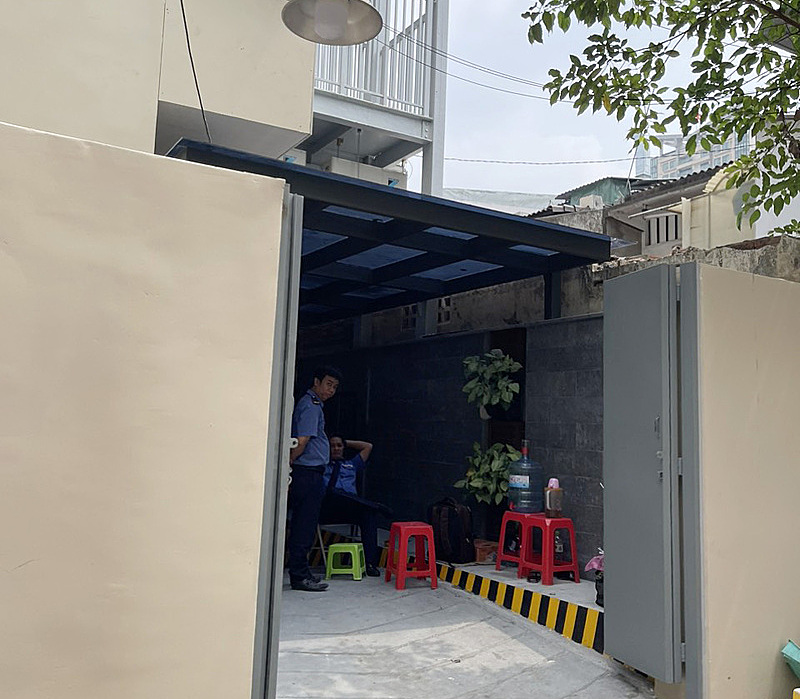 Hiện trạng lối thoát hiểm tại hẻm 41 đường Phạm Ngọc Thạch được mở thông xuống tầng hầm toà nhà và luôn có nhiều bảo vệ túc trực. Ảnh: Trần Lân