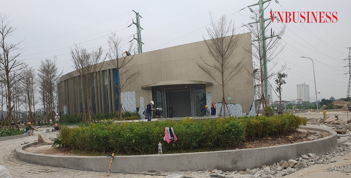 Khu vực được cho là nhà điều hành, văn phòng bán hàng và nhà mẫu đang được g