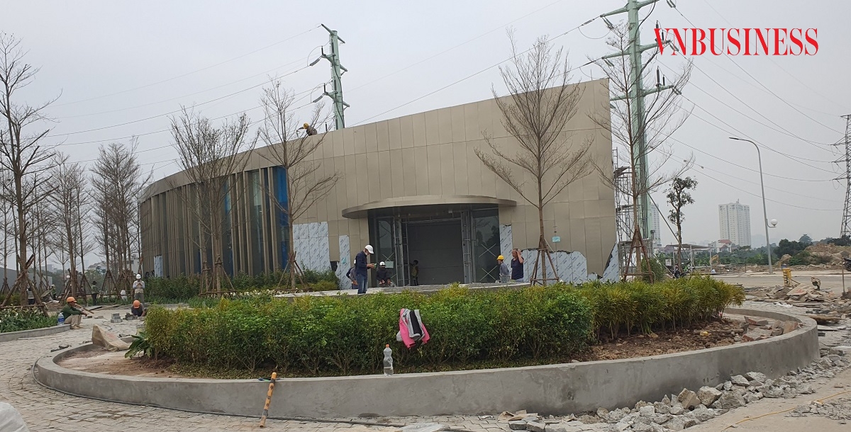 Khu vực được cho là nhà điều hành, văn phòng bán hàng và nhà mẫu đang được g