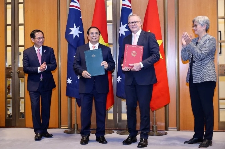 Thủ tướng Phạm Minh Chính và Thủ tướng Australia Anthony Albanese trao văn kiện về thiết lập quan hệ Đối tác Chiến lược Toàn diện.