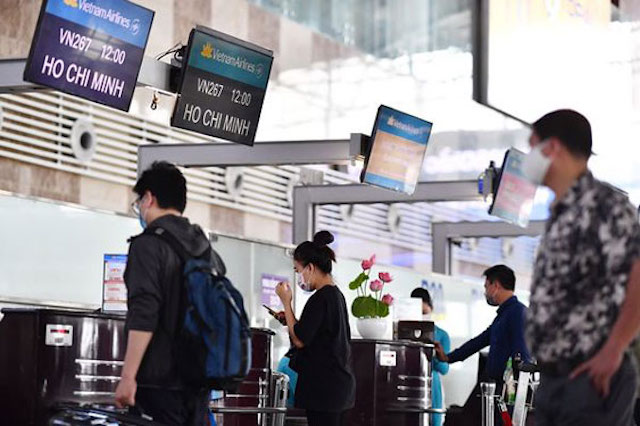 Giá vé máy bay giảm nhưng khách hàng vẫn khó săn được vé giá rẻ 1,5-2 triệu đồng/khứ hồi trong thời gian thấp điểm hiện nay.