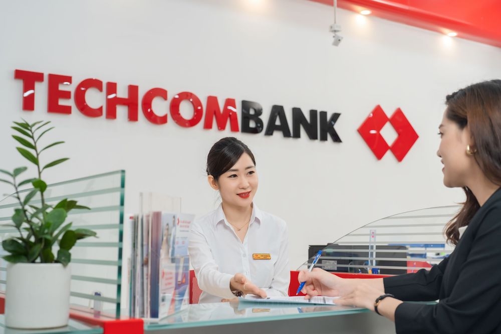 Techcombank vừa đưa ra biểu lãi suất huy động khách hàng cá nhân mới với mức giảm 0,1 điểm % ở các kỳ hạn gửi dưới 6 tháng.