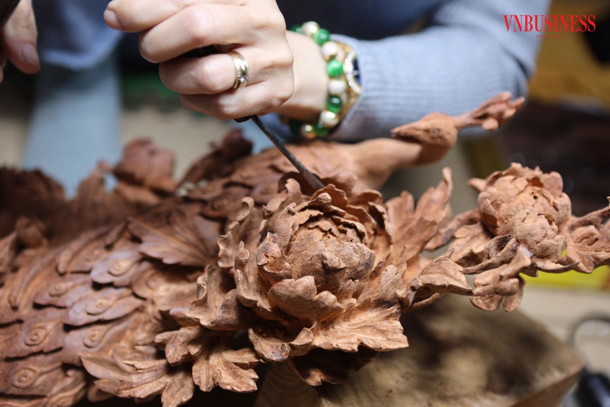 Hoạt động sản xuất, chế tác đồ gỗ mỹ nghệ tại HTX gỗ mỹ nghệ Hiệp Thắng diễn ra rất sôi nổi. Các sản phẩm gần như được làm hoàn toàn thủ công, trải qua 7 công đoạn bao gồm: Lựa chọn gỗ - Vẽ thiết kế - Phát dáng tạo hình - Làm rõ họa tiết - Gọt - Đánh giấy ráp - Phun sơn hoàn thiện.