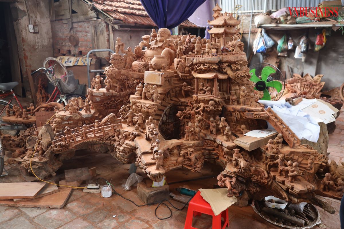 Theo anh Hiệp, vì phải trải qua nhiều công đoạn cầu kỳ nên, nhưng sản phẩm gỗ mỹ nghệ thủ công thường mất rất nhiều thời gian thực hiện. Có những tác phẩm lớn, anh và các thành viên HTX phải chế tác trong suốt 3-4 năm mới hoàn thiện.