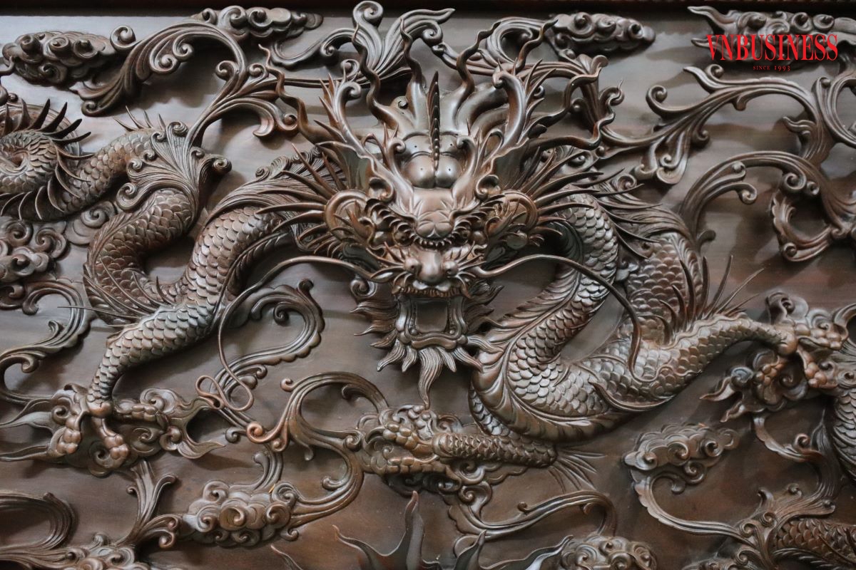 Giá của các sản phẩm đồ gỗ mỹ nghệ của HTX được phân thành 3 phân khúc từ trung bình, cận cao cấp đến cao cấp, dao động trong từ vài triệu đồng đến vài trăm triệu đồng. Thậm chí đối với những sản phẩm được đặt làm riêng với kích thước lớn, thiết kế và độ tinh xảo cao, giá có thể lên đến hàng tỷ đồng.