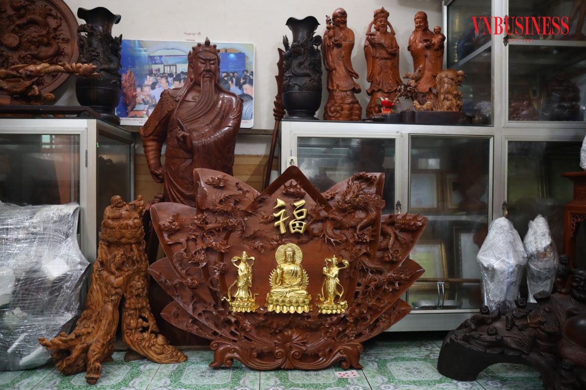 Đồ gỗ điêu khắc của đơn vị không “đụng hàng” với sản phẩm sản xuất hàng loạt tại thị trường. Không chỉ đường nét đến tạo hình đều được thiết kế riêng, mỗi sản phẩm còn chứa đựng hàm lượng giá trị nghệ thuật, giá trị độc bản đặc biệt, mang những ý nghĩa sâu sắc.