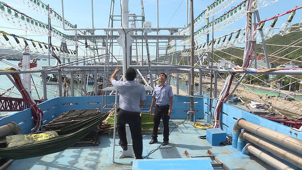 Lắp đặt thiết bị giám sát trên tàu giúp nâng cao hiệu quả khai thác xa bờ.