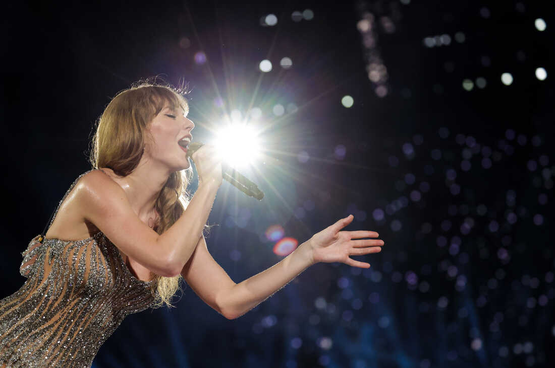 Các chuyên gia kinh tế ước tính Concert The Eras Tour của Taylor Swift dự kiến sẽ mang về khoảng 260 triệu đến 370 triệu USD doanh thu từ du lịch cho Singapore.