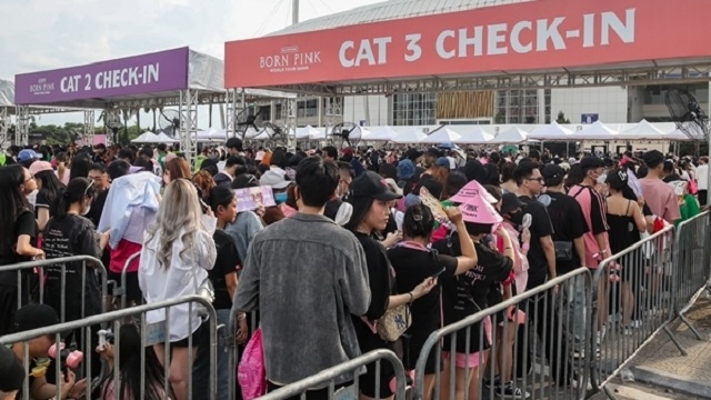 Các ngôi sao quốc tế đến Việt Nam góp phần đóng góp vào sự phát triển kinh tế của địa phương thông qua kích cầu du lịch và sử dụng các dịch vụ.