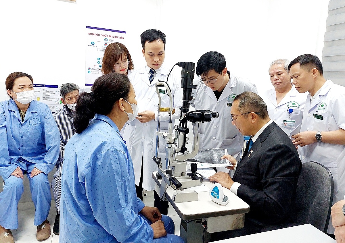 Giáo sư, bác sĩ Hattori Tadashi khám cho các ca bệnh khó, phức tạp.