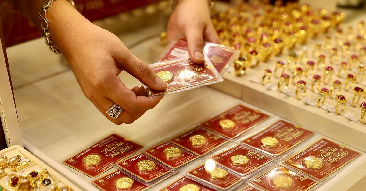 Giá vàng trong nước tiếp tục điều chỉnh giảm.