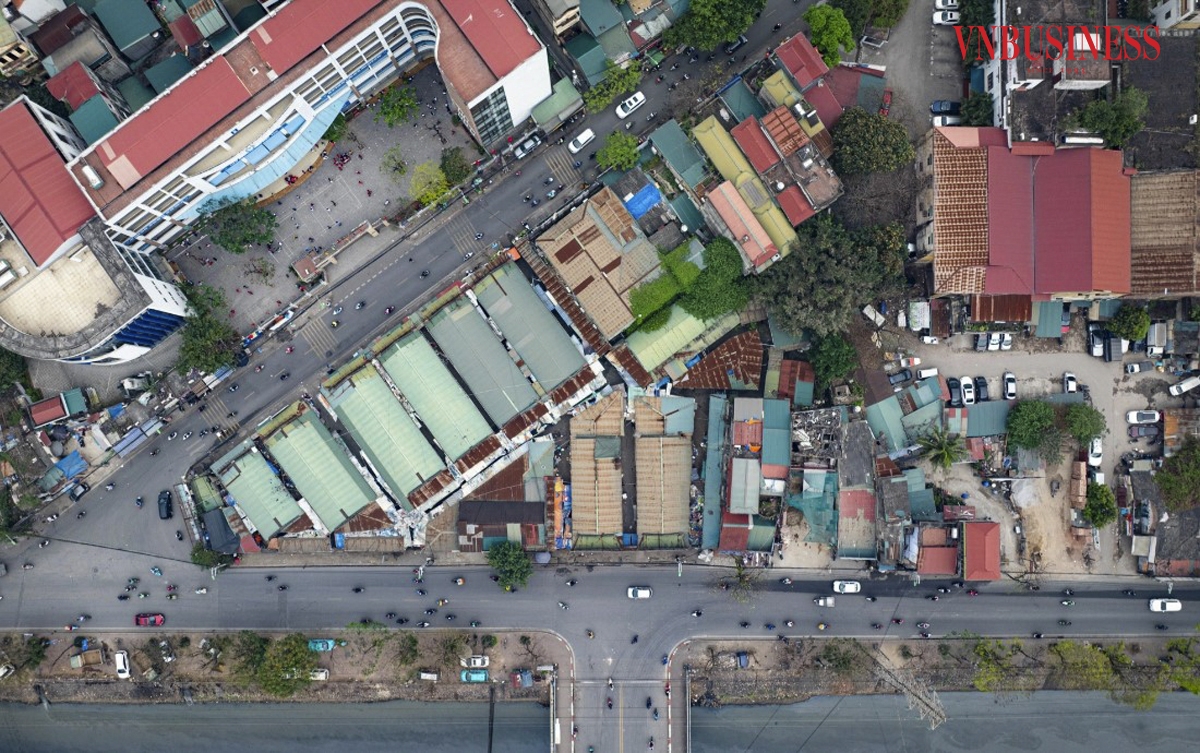 Theo Ban Quản lý dự án đầu tư và xây dựng quận Hoàng Mai, đến cuối năm 2023, Dự án đường Nguyễn Tam Trinh mở rộng đã được điều chỉnh lại, thời gian thực hiện từ năm 2016 đến năm 2026, chậm 7 năm so với kế hoạch trước đó. Tổng đầu tư dự án là 3.354 tỉ đồng, tăng thêm hơn 1.287 tỉ đồng &lpar;trước đó là 2.066 tỉ đồng&rpar;.