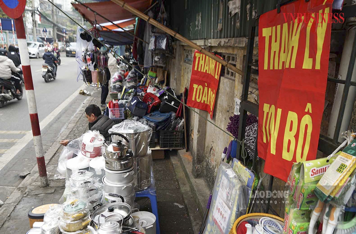 Một số tiểu thương do không thể kinh doanh trong các ki-ốt thuộc chợ nên buộc phải đem hàng hóa tồn kho ra ngoài bán thanh lý với giá rẻ, chấp nhận thua lỗ nặng nề.