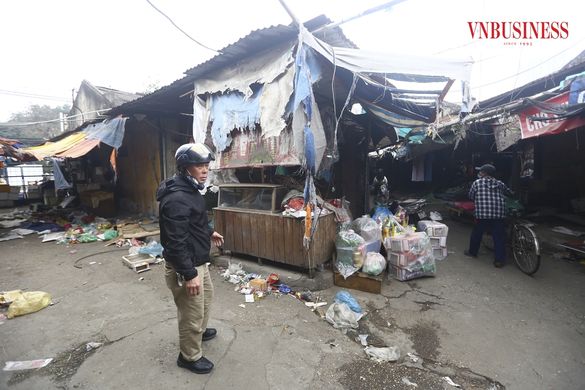 Các tiểu thương ở đây cho biết, theo kế hoạch sẽ chuyển các ki-ốt về chợ Lĩnh Nam, tuy nhiên đa số các tiểu thương đều không đồng ý do chợ Lĩnh Nam là chợ tư nhân không phải chợ truyền thống, xa với khu vực sinh sống và chợ cũng bỏ hoang, xuống cấp sau nhiều năm xây dựng.