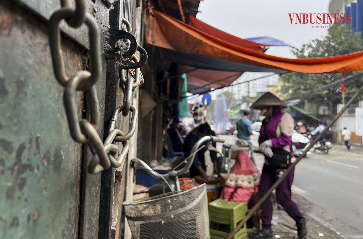 Hiện tại, UBND Phường Mai Động đã xây dựng chính sách cho gần 300 tiểu thương kinh doanh tại chợ Mai Động. Trong đó sẽ áp các mức giá hỗ trợ cho từng trường hợp cụ thể, ưu tiên cho các hộ có đăng ký kinh doanh, nộp thuế môn bài với mức hỗ trợ cho mỗi hộ bằng mức lương tối thiểu nhưng không quá 6 tháng.