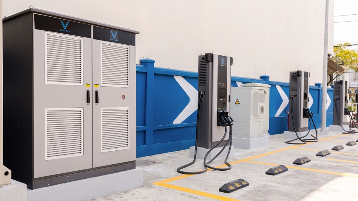 Trụ sạc siêu nhanh công nghệ mới 360 kW đang được VinFast thí điểm nhằm tối ưu trải nghiệm của chủ xe điện