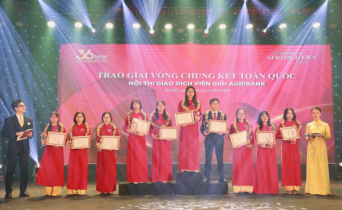 Top 10 giao dịch viên xuất sắc nhất hệ thống Agribank.