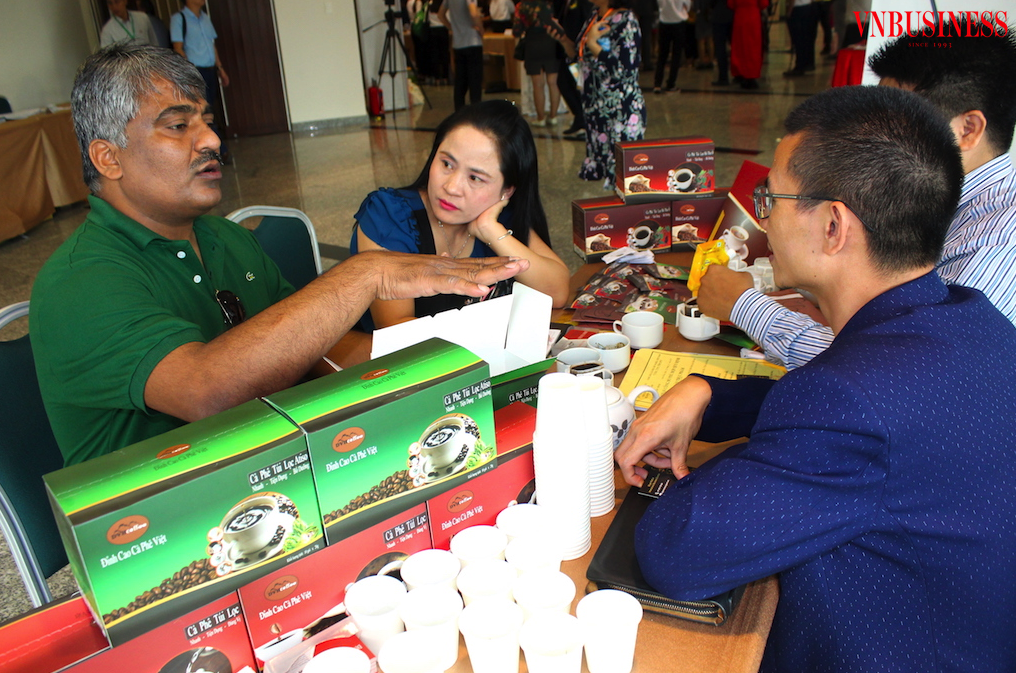 Giữa lúc giá cà phê trong nước tăng cao, việc thương thảo hợp đồng với các nhà thu mua quốc tế để tránh thua lỗ là cả màn “cân não” của các DN chế biến cà phê xuất khẩu.