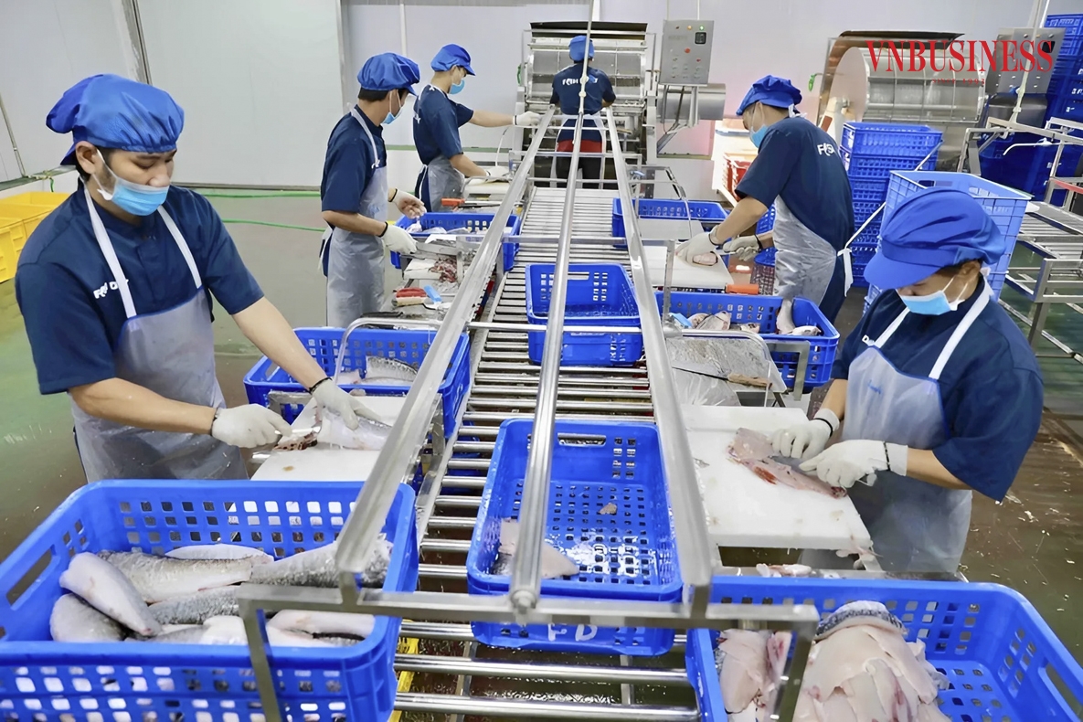 Dây chuyền sản xuất hiện đại khép kín, công nhân được trang bị đồng phục chuyên nghiệp, sẵn sàng tăng ca sản xuất khi có những đơn hàng lớn.