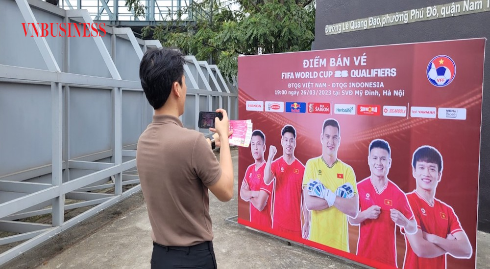 Cổ động viên đến trụ sở VFF để mua vé.