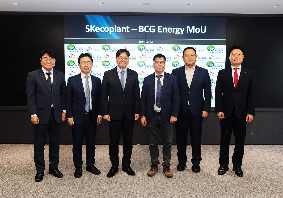 Ban lãnh đạo BCG Energy và SK Ecoplant chụp hình lưu niệm tại Lễ ký kết.